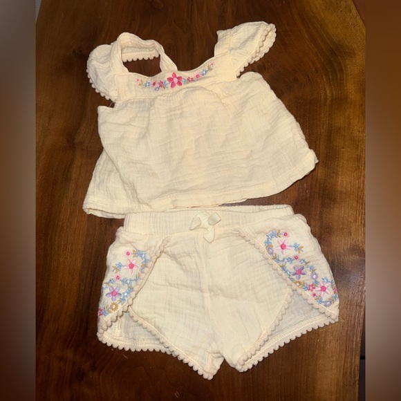 Rabbit + Bear Other - Charming Kids Embroidered Top and Shorts Set - Cream